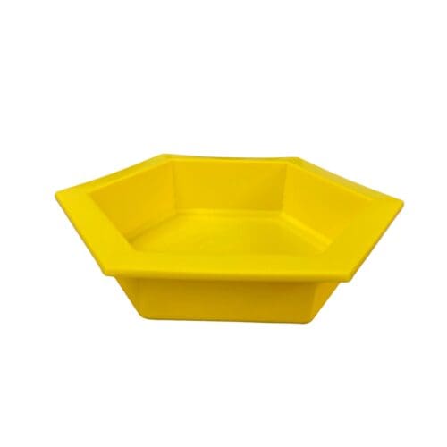 Coupe hexagonale en plastique de 28 cm de diamètre et 5 cm de profondeur.